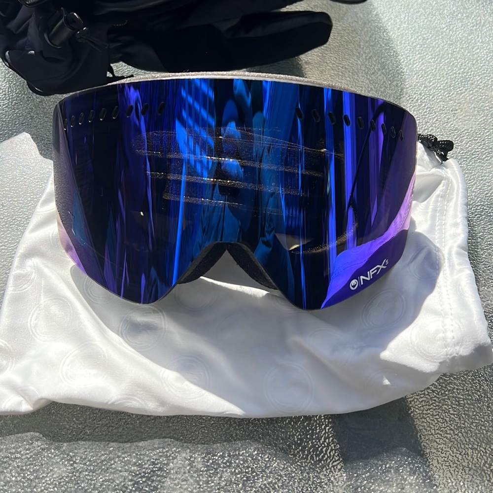 Ski/snowboard goggles
